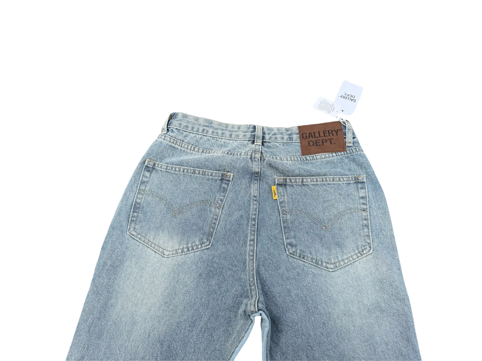 P246💰G11 GALLERY DEPT. Denim bell-bottoms, washed and distressed spliced ​​jeans. GALLERY is attracted by these bell-bottoms. Whether it is a reset of Carhartt or Levis, it creates a strong brand style. Since these pants are modified from rare vintage, the production capacity is limited. Therefore, after many icons wore them, these pants were once hard to find. Later, perhaps due to the improvement of GD's business in the past two years and the expansion of production lines, the brand itself lowered the price, so I can't wait any longer for these pants this year and will definitely buy them. During the process of the denim washing plant, the owner of the washing plant helped introduce a boss who had worked for Levi's foundry and started his own business. This also paved the way for the following styles. Therefore, Levi's remodeled single product for the base plate is really familiar. Whether it is the fabrics supplied or the lathes used in production, there is nothing to choose from. -Color: blue -Size: S-XXL (corresponding to 28-36)